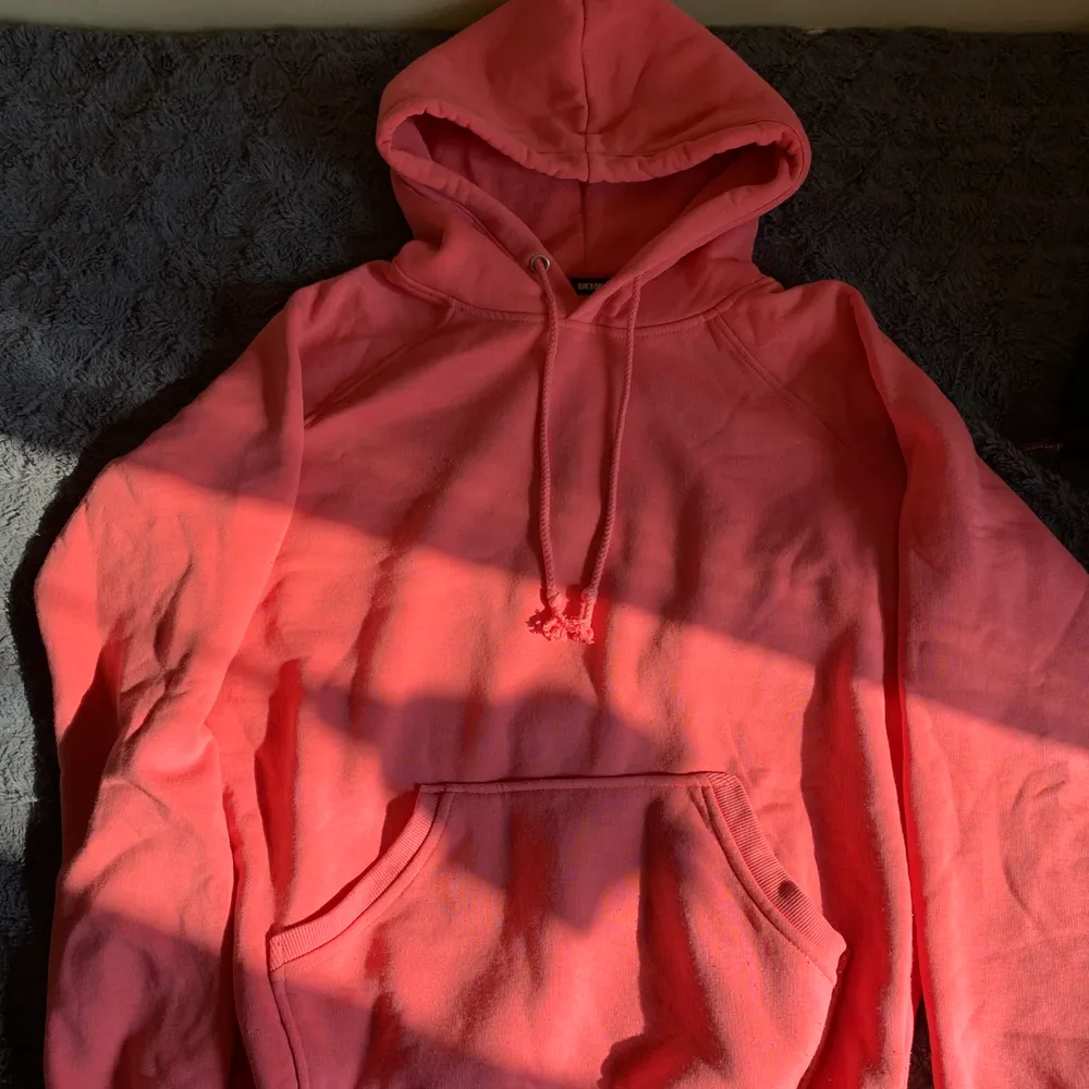 En rosa hoodie från bikbok, ny skick! 120kr + frakt tillkommer!💓. Hoodies.