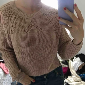  - En super fin stickad tröja i storlek S. Hör av dig om du har fler frågor.