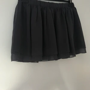 Kjol st 38-40 - Grå Kjol köpt i Kroatien vet därför inte butik eller storlek men skulle säga att det är 38-40. Mycket fint skick