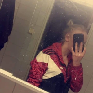 Adidas 2X och hibaddress - Jacka stl S använda ca 1år (nytt pris 1200)  väldigt fint skicka!    adidas leggings xs använd va 2månader. (nytt pris 750kr)   stringtrosa stl xs nytt 750 kr! Slutsumma nytt pris: 2150 mitt pris ca 1500kr