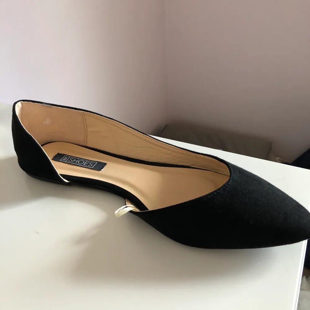 Ett par fina ballerina skor från nelly.com. Tyvärr för stora för mig så därför säljs dem. Finns dock en liten fläck på ena skon därför priset.. Skor.