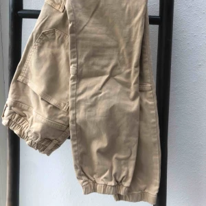  - Säljer dessa sjukt coola cargopantsen från Gina Tricot. Aldrig blivit använda så fint skick. Dom är sjukt bekväma och stretchiga! 😍 dom är i en skit snygg beige färg som är fint till alla tillfällen! 