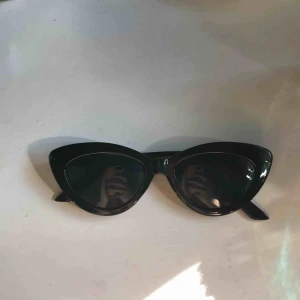  - Svarta cateye solglasögon Okej begagnat skick  Frakt tillkommer 22kr