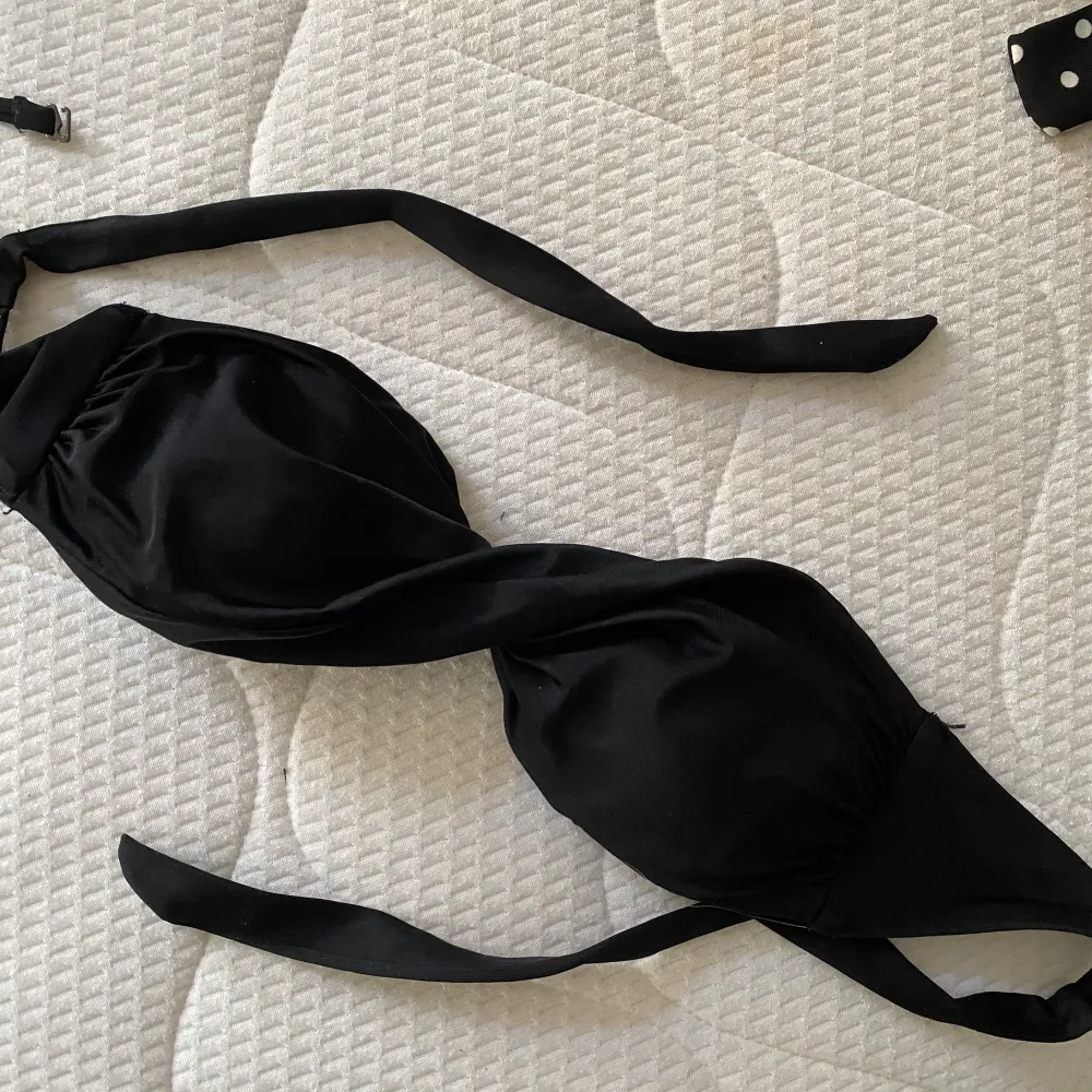 Super fin bandit bikini överdel som tyvärr har blivit för liten. Går att sätta på band (se bild 3) ifall man skulle vilja kunna knyta den runt halsen också! Vet inte exakt vilken storlek det är men skulle säga xs- s. Övrigt.