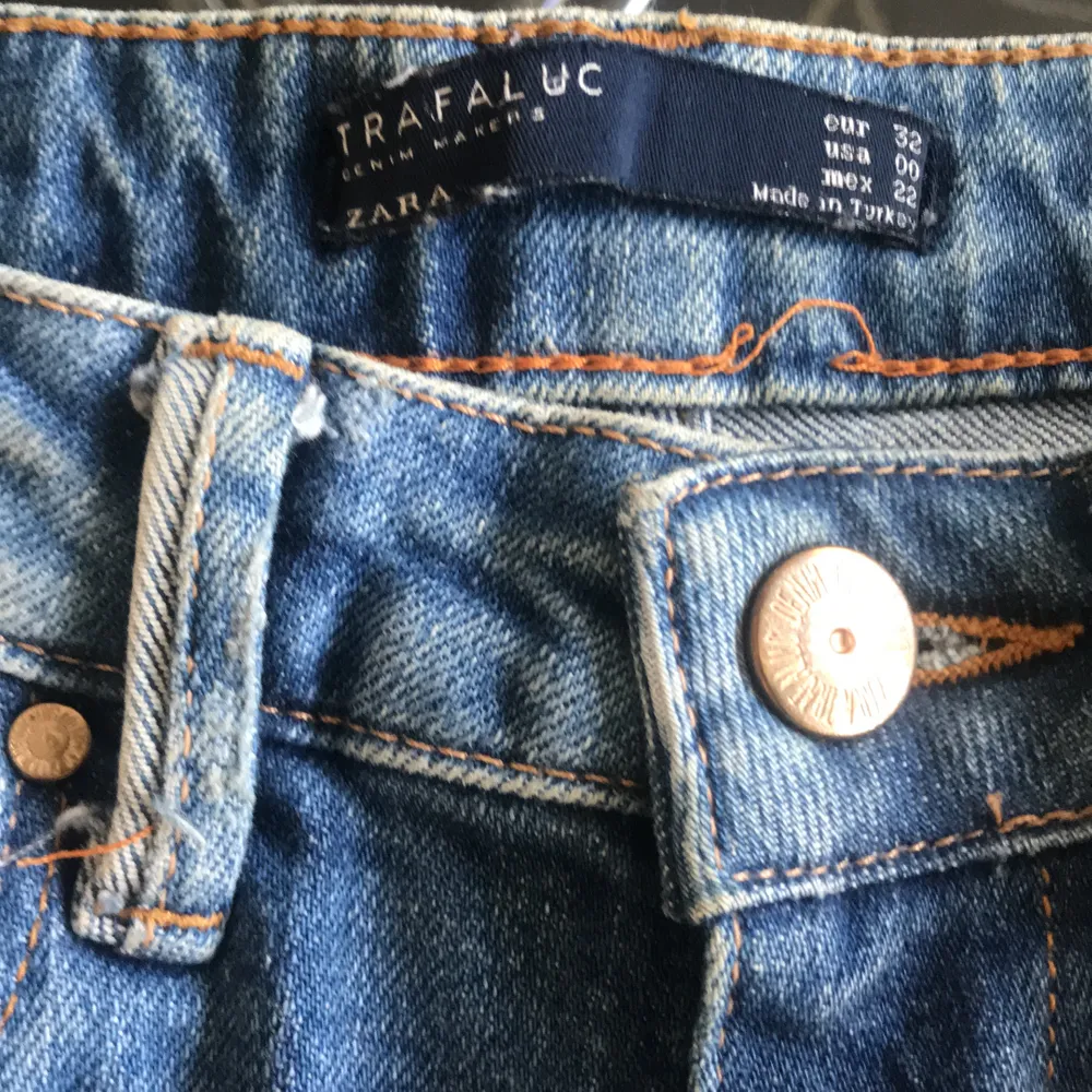 Säljer mina favorit jeans. Dem är från Zara och i storleken xs. De är i väldigt fint skick! . Jeans & Byxor.