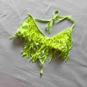  - Superfin neongul bikiniöverdel! I bra skick! Frakt på 22kr tillkommer om den ska skickas.