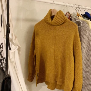 Stickad gul tröja ☀️ - Supermysig stickad tröja med polo från Hm! Köpt för ett år sedan men aldrig använd :) 