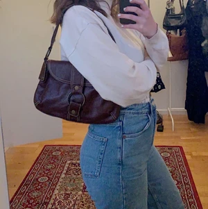 Brun väska  - Säljer min asnajs bruna väska <3 sparsamt använd och passar till det mesta! 100 + frakt (59kr) 💕🌸
