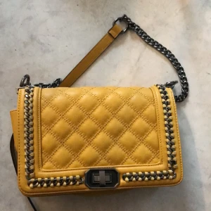 Gul väska!!☀️ - Superfin och gullig väska, vet inte riktigt vart jag köpt den. Nypris ca 300kr.