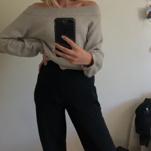 Stickad off-shoulder  - Grå stickad off-shoulder! 100kr inkl. Frakt! Passar S-M