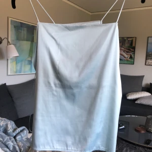 Ljusblått linne - Högsta bud: 130+20 kr frakt= 150 kr. Glansigt Linne från Zara. Frakt tillkommer!