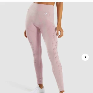  - Säljer ”FLAWLESS KNIT TIGHTS” från gymshark i en superfin rosa färg. Dem är använda två gånger och såklart tvättade! Nyskick! Passa xs-m då dem är superstretshiga. Nypris är 600kr mitt pris är 400kr + frakt och det är prutat och klart❤️🥰