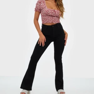 Bootcut jeans - •Säljer mina favorit byxor som tyvärr blivit försmå. •Dom e i strl Xs.                                                 •Använda några gånger men i bra skick & nytvättade.                                                          •Budda från 200kr uppåt ‼️ 