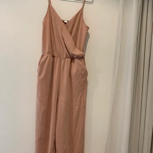 Jumpsuit Monki - Knappt använd, skönaste jumpsuiten! Köpare står för frakt 💓🌸