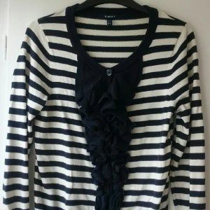  - Stickad tröja från Gant i marinblått och vitt. Använd men bra skick! 84% bomull, 9% polyamid, 7% elastan. Stretchig och skön! Passar till mycket, jeans eller kjol. Passar den som har 36-40 o strl. Nypris 1299kr 