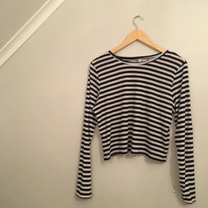  - Svart-vit randig långärmad från HM divided. Kan användas som L lika så i M. Liksom lätt skönt stretch material, använd 1 gång. I nytt skick! 
Köparen står för frakten 🌸