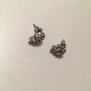  - Diamant döskalle-örhängen, använda ett fåtal gånger.  Köparen står för frakten 🍂
