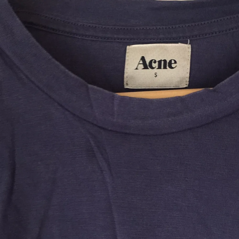 Blå/lila t-shirt från Acne. Fint skick. Skjortor.