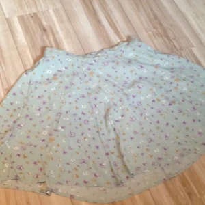  - Luftig blommig kjol från Bikbok som aldrig är använd🌸
Resår i midjan på baksidan vilket gör den stretchig och skön👌🏼
Tar swisch och frakt tillkommer

