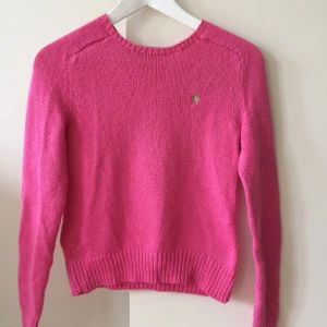  - Rosa stickad tröja från Ralph Lauren i fint skick, köpt i USA.