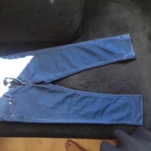  - Trekvartsbyxor jeans. Går ner till vaden. 