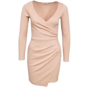  - Supersnygg figurnära klänning från Nelly, endast använd vid ett tillfälle då den blev lite fel i storleken för mig. Gammeldags rosa/Beige/Nude, liten i storleken. Jag är en 40/L över bysten, kändes snarare som en 36/38. 
150:- vid snabb affär!