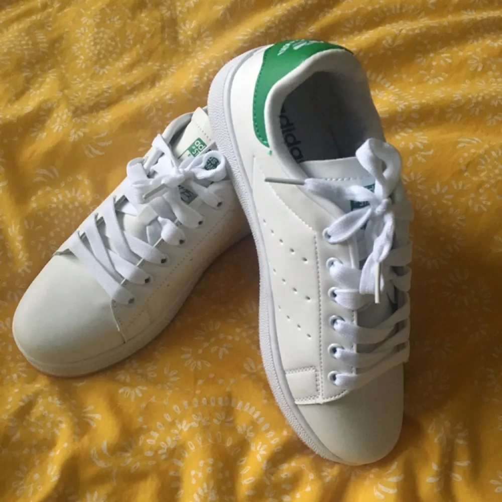 Helt oanvända Adidas stan Smith, köpta från Kina och därmed väldigt mycket billigare än originalen! Dom är av riktigt bra kvalité, yttersulan är rejäl! Säljer dom för att de tyvärr var för små för mig.. Priset är inklusive frakt! ☺️ inköpspris 500kr!. Skor.