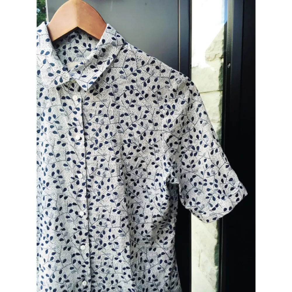 Trekvartsärmad skjorta (går även att rulla upp så den blir kortärmad) i mörkblått och vitt, superfin! 👄. Skjortor.