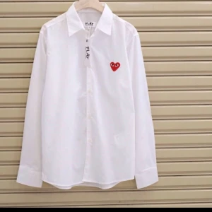 - Vit PLAY skjorta med klassiska hjärta. Väldigt  skönt och bra skick. 
Storlek S och använd den inte längre.