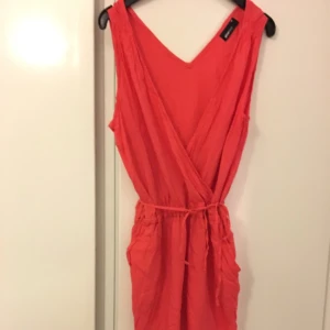  - Korallfärgad byxdress i storlek 38