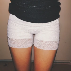  - Vita shorts med spets. Passar för att ha under kjolen också. Har använt en gång. Frakt 50kr. Swish eller mötas upp i Strängnäs.