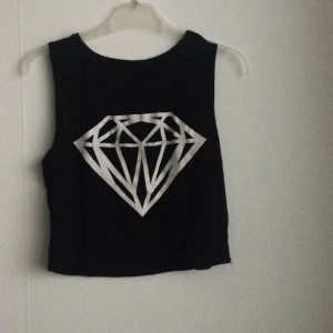  - Svart magtröja med en vit diamant på