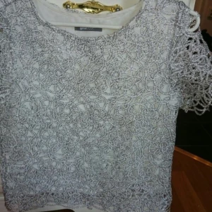  - Jag söker efter exakt den toppen som är på bilden, från Gina tricot, främst i storlek 34 eller 36. Så hojta till om du har denna, så kommer vi överens om ett bra pris! :) 

(Men självklart inte för 500 som det står i denna annons, satte det priset så säkert ingen försöker köpa denna vara själv)