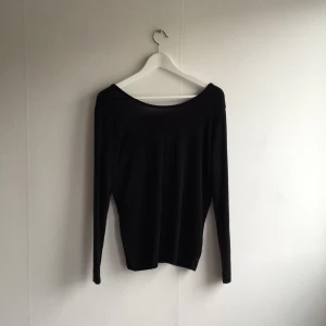  - Snygg tröja med urringad rygg