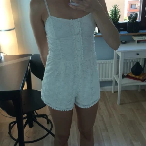  - Söt byxdress i spets från H&M. Använd fåtal gånger. Möts i Stockholm eller skickad mot fraktkostnad 