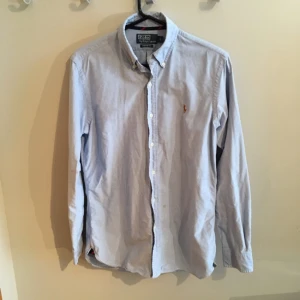  - Äkta Polo ralph lauren skjorta i mycket fint skick, säljer för att den är för liten för mej. Storleken är small men passar medium också. Kan skickas om köparen betalar frakten :-)