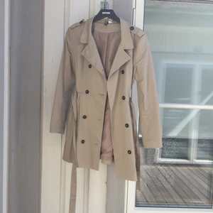  - Kappa från H&M, perfekt för både vår och höst!   Kan mötas i Stockholm annars funkar frakt och har swish!  