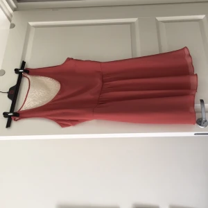  - Klänning som kan användas till vardags och även finare tillställningar. Från butiken forever 21. 