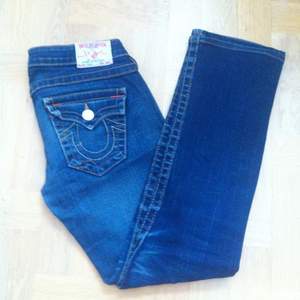 True Religion-jeans i gott skick. Benen är upplagda så de är 71 cm långa från grenen. Färgen är som på tredje bilden. 