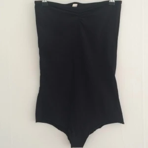  - Svart ärmlös body från American Apparel. Använd 0 ggr.

Hämtas i centrala Göteborg eller skickas mot att köparen bet frakt.

Köper du två eller fler plagg får du det/de billigare för halva priset.