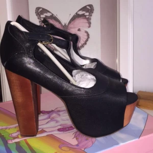  - Jeffrey Campbell i modell Foxy. Storlek 37 men passar även mig som har 38. Använda ett fåtal tillfällen! Frakt tillkommer