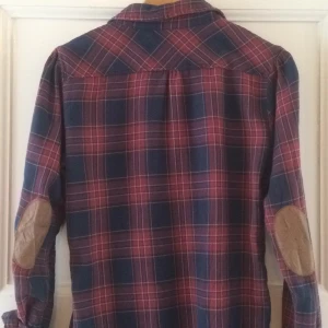  - Rutig kort skjortklänning ifrån Maison Scotch. Två bröstfickor och två fickor nertill. Passar även M, kan bäras som oversize. Lappar i beige mocka vid armbågarna. Tar swish, köparen står för frakten. 