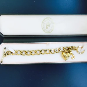  - Juicy Couture guldarmband. Kommer i originalbox. Använt några få gånger. 