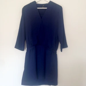  - Marinblå Klänning från H&M. Använd vid ett tillfälle. 