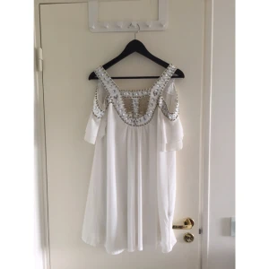  - Känd Kenza klänning endast använd en gång. Storlek one size som sitter änglalikt (XS-L). Passar perfekt till studenten! Möts gärna upp, har också swish (köparen betalar frakt) 