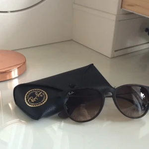  - Äkta raybans inköpta förra året men varken har eller kommer att komma till användning för min del därför jag säljer dem☀️