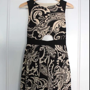  - Oanvänd klänning i toppskick, liten i storleken men väldigt bekväm!!