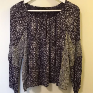  - Topp från Zara, fin till vita jeans. Passar en S också. Använd endast en gång.