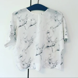  - Fin transparent blus/t-shirt från carlings med dragkedja i ryggen. Använd högst fem gånger och i nyskick.