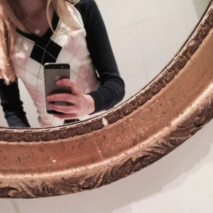  - H&M tröja. Nästan oanvänd. Mörkblå, rosa, vit, grå. INTE sliten eller nopprig. Säljer den för 40 kr.